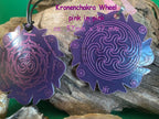 Chakren Anhänger Wheel Krone, lila flieder, ca.57x57 mm, purpur legiert, doppelseitig, kupferunterlegt – Produktansicht 1