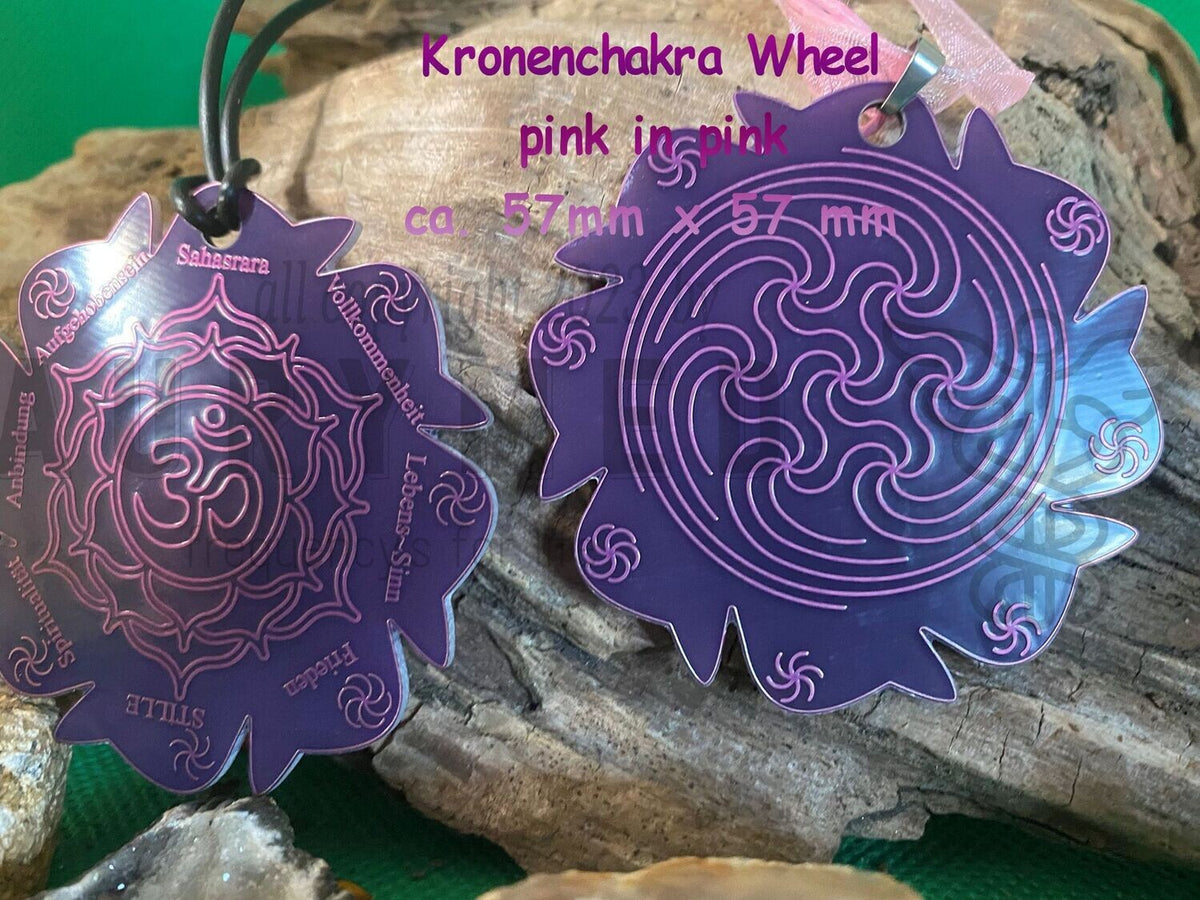 Chakren Anhänger Wheel Krone, lila flieder, ca.57x57 mm, purpur legiert, doppelseitig, kupferunterlegt – Produktansicht 1