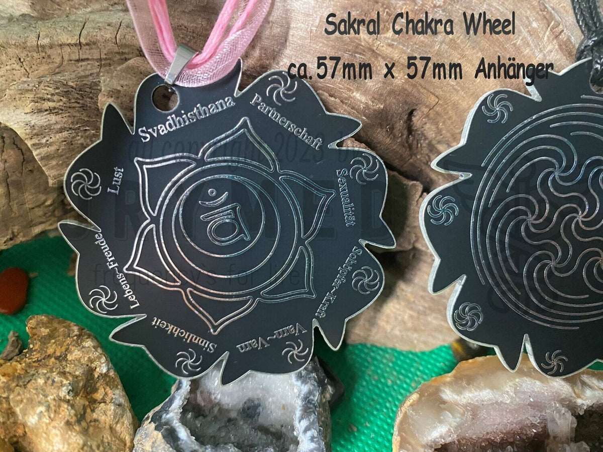 Chakren Anhänger Wheel Sakral, schwarz, ca. 57 x 57 mm, zinnlegiert, kupferunterlegt – Produktansicht 1