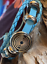 Armband-mehrsträngig, blau, eingearbeitete Lakhovsky MWO Schwingkreis Oszillator Antenne (stromlos), Disc gold legiert + Kupfer unterlegt ca. 18 mm hinter Glas, durch Ziehen stufenlos verstellbar