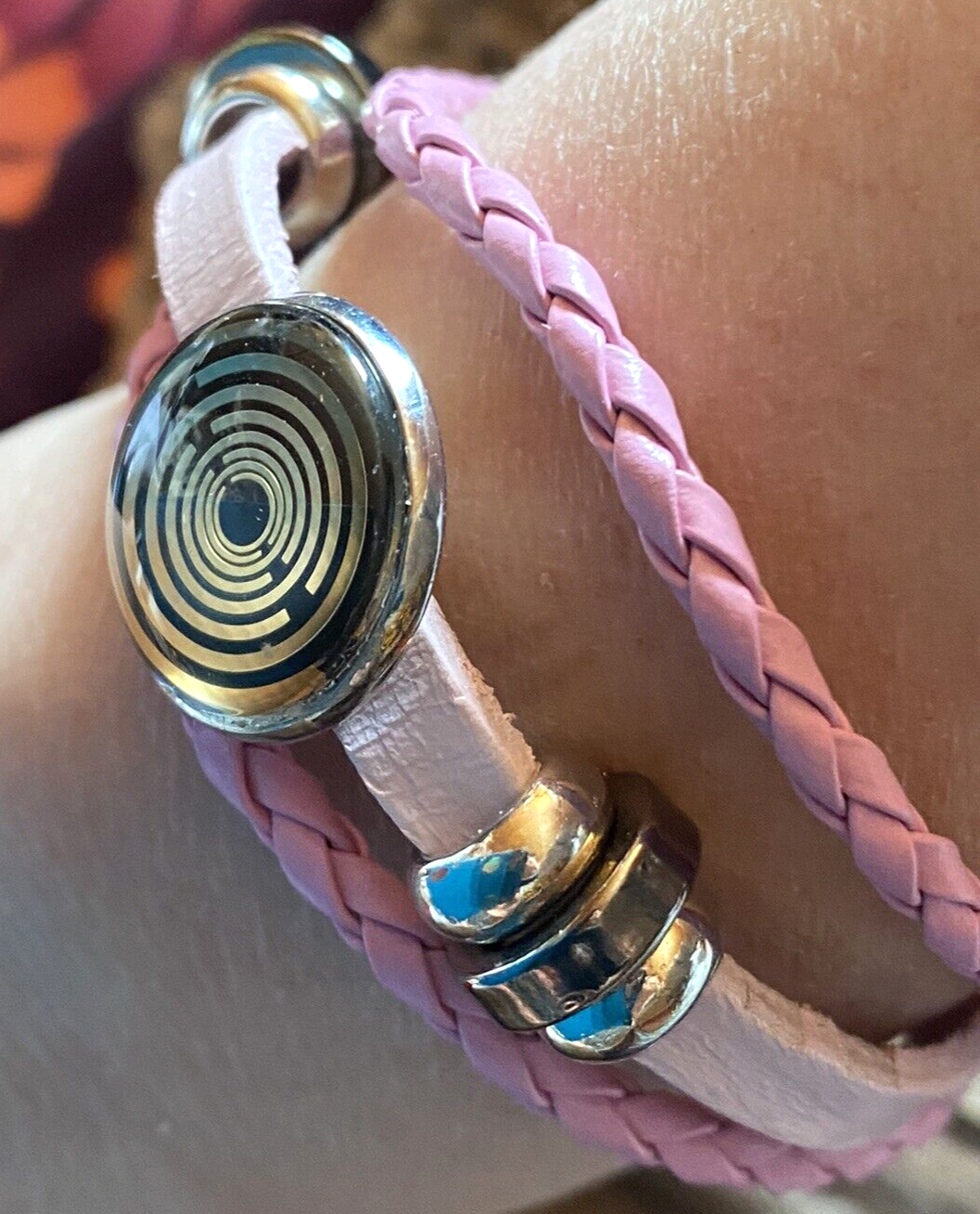 Armband-mehrsträngig, rosa, Symbol Lakhovsky MWO Schwingkreis Oszillator Antenne (stromlos), weiße Disc gold legiert + Kupfer unterlegt ca. 18 mm hinter Glas, durch Ziehen stufenlos verstellbar