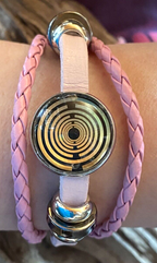 Armband-mehrsträngig, rosa, Symbol Lakhovsky MWO Schwingkreis Oszillator Antenne (stromlos), weiße Disc gold legiert + Kupfer unterlegt ca. 18 mm hinter Glas, durch Ziehen stufenlos verstellbar