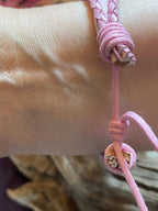 Armband-mehrsträngig, rosa, Symbol Lakhovsky MWO Schwingkreis Oszillator Antenne (stromlos), weiße Disc gold legiert + Kupfer unterlegt ca. 18 mm hinter Glas, durch Ziehen stufenlos verstellbar