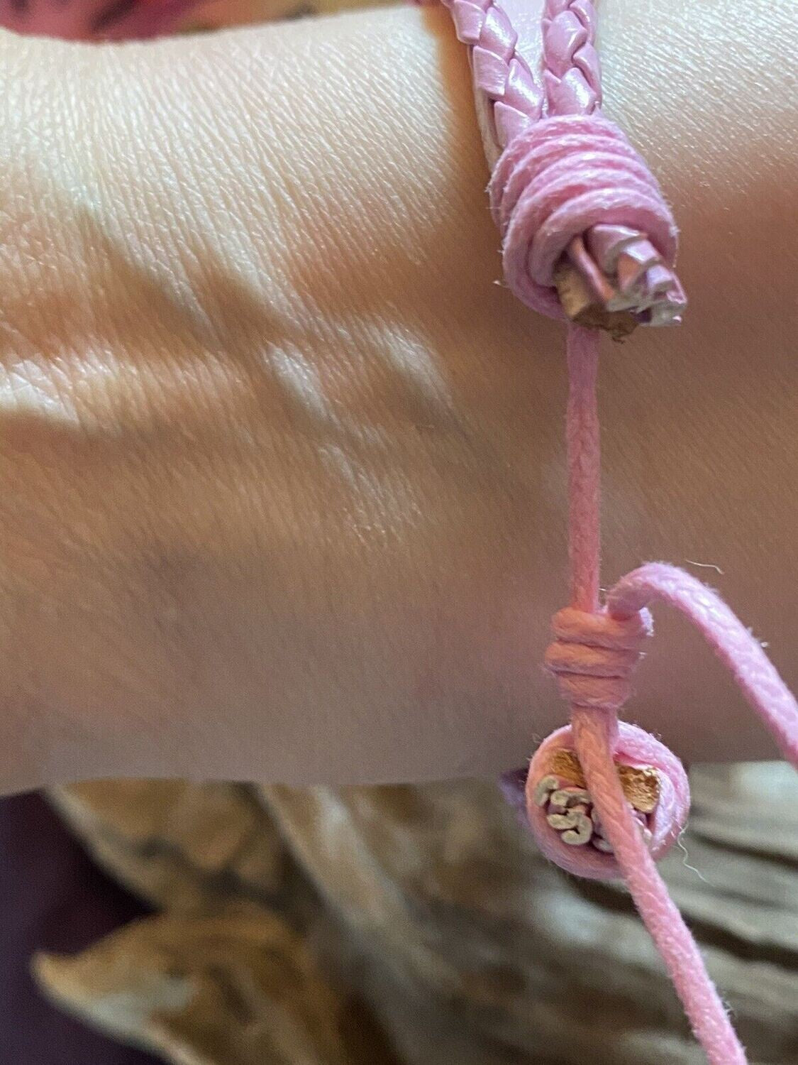 Armband-mehrsträngig, rosa, Symbol Lakhovsky MWO Schwingkreis Oszillator Antenne (stromlos), weiße Disc gold legiert + Kupfer unterlegt ca. 18 mm hinter Glas, durch Ziehen stufenlos verstellbar