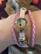 Armband-mehrsträngig, rosa, Symbol Lakhovsky MWO Schwingkreis Oszillator Antenne (stromlos), weiße Disc gold legiert + Kupfer unterlegt ca. 18 mm hinter Glas, durch Ziehen stufenlos verstellbar