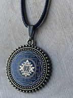 Amulett – Sri Yantra als nachtschwarzer 25 mm – Sri Yantra – 25 mm / goldlegiert / Fassung bronzefarben – Produktansicht 1