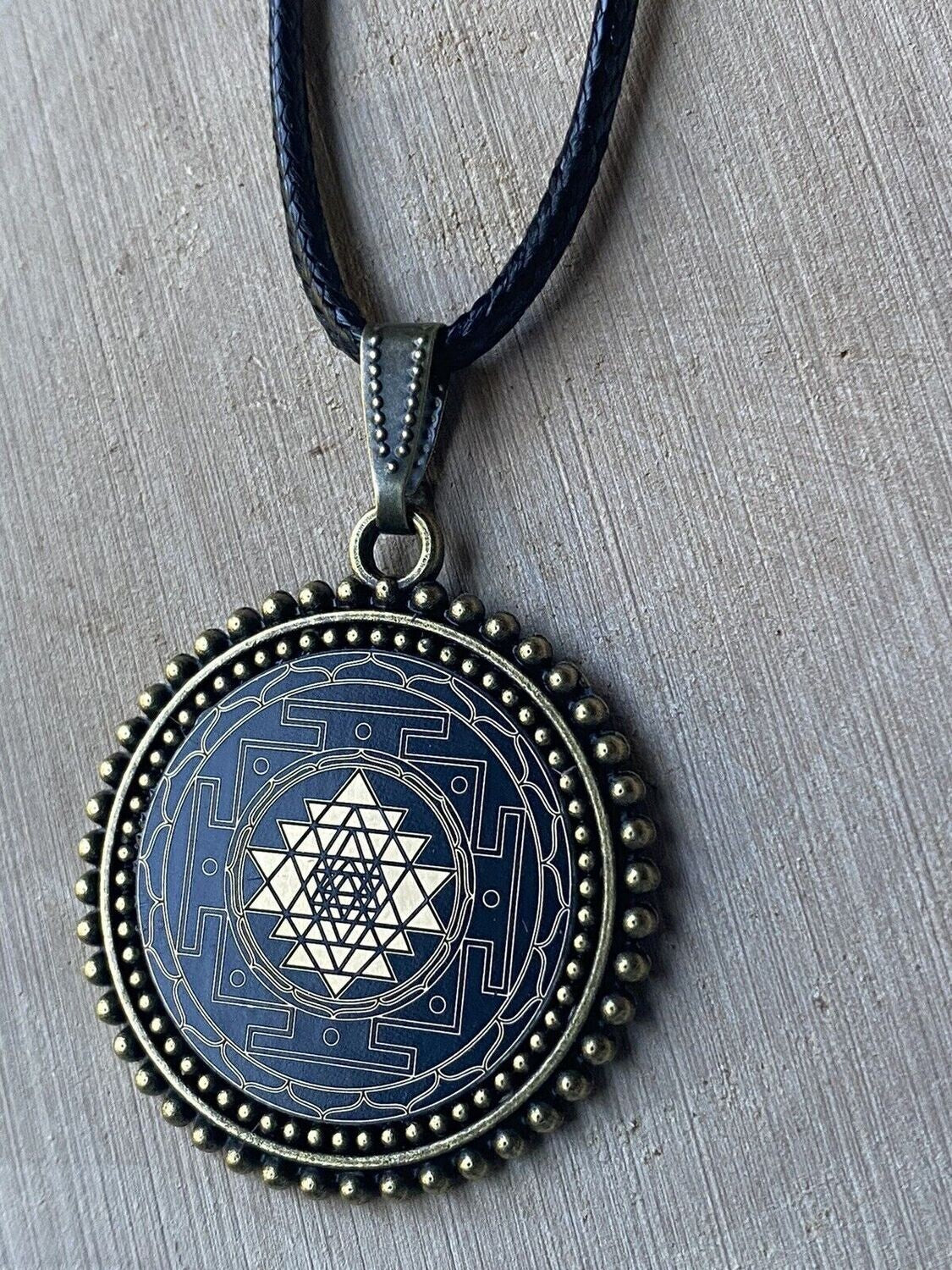 Amulett – Sri Yantra als nachtschwarzer 25 mm – Sri Yantra – 25 mm / goldlegiert / Fassung bronzefarben – Produktansicht 1