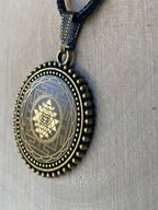 Amulett – Sri Yantra als nachtschwarzer 25 mm – Sri Yantra – 25 mm / goldlegiert / Fassung bronzefarben – Produktansicht 1