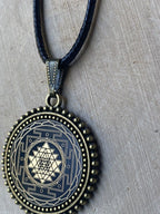 Amulett – Sri Yantra als nachtschwarzer 25 mm – Sri Yantra – 25 mm / goldlegiert / Fassung bronzefarben – Produktansicht 1