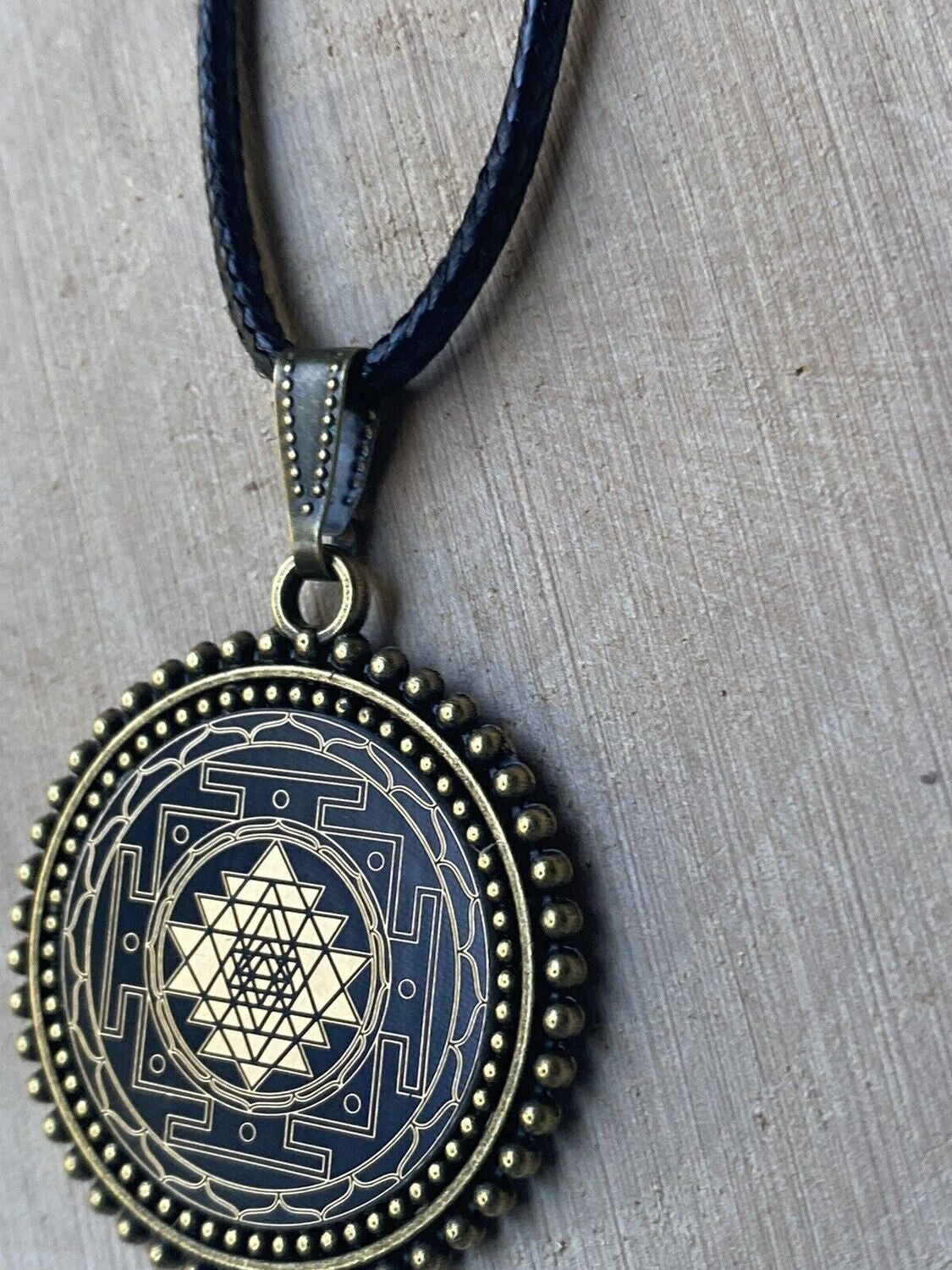 Amulett – Sri Yantra als nachtschwarzer 25 mm – Sri Yantra – 25 mm / goldlegiert / Fassung bronzefarben – Produktansicht 1