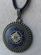 Amulett – Sri Yantra als nachtschwarzer 25 mm – Sri Yantra – 25 mm / goldlegiert / Fassung bronzefarben – Produktansicht 1