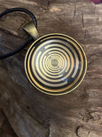 Amulett – bronzefarben, Lakhovsky MWOn Design, Disc (hinter Glas) 25 mm, goldlegiert, kupferunterlegt – Produktansicht 1