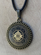 Amulett – Sri Yantra als nachtschwarzer 25 mm – Sri Yantra – 25 mm / goldlegiert / Fassung bronzefarben – Produktansicht 1