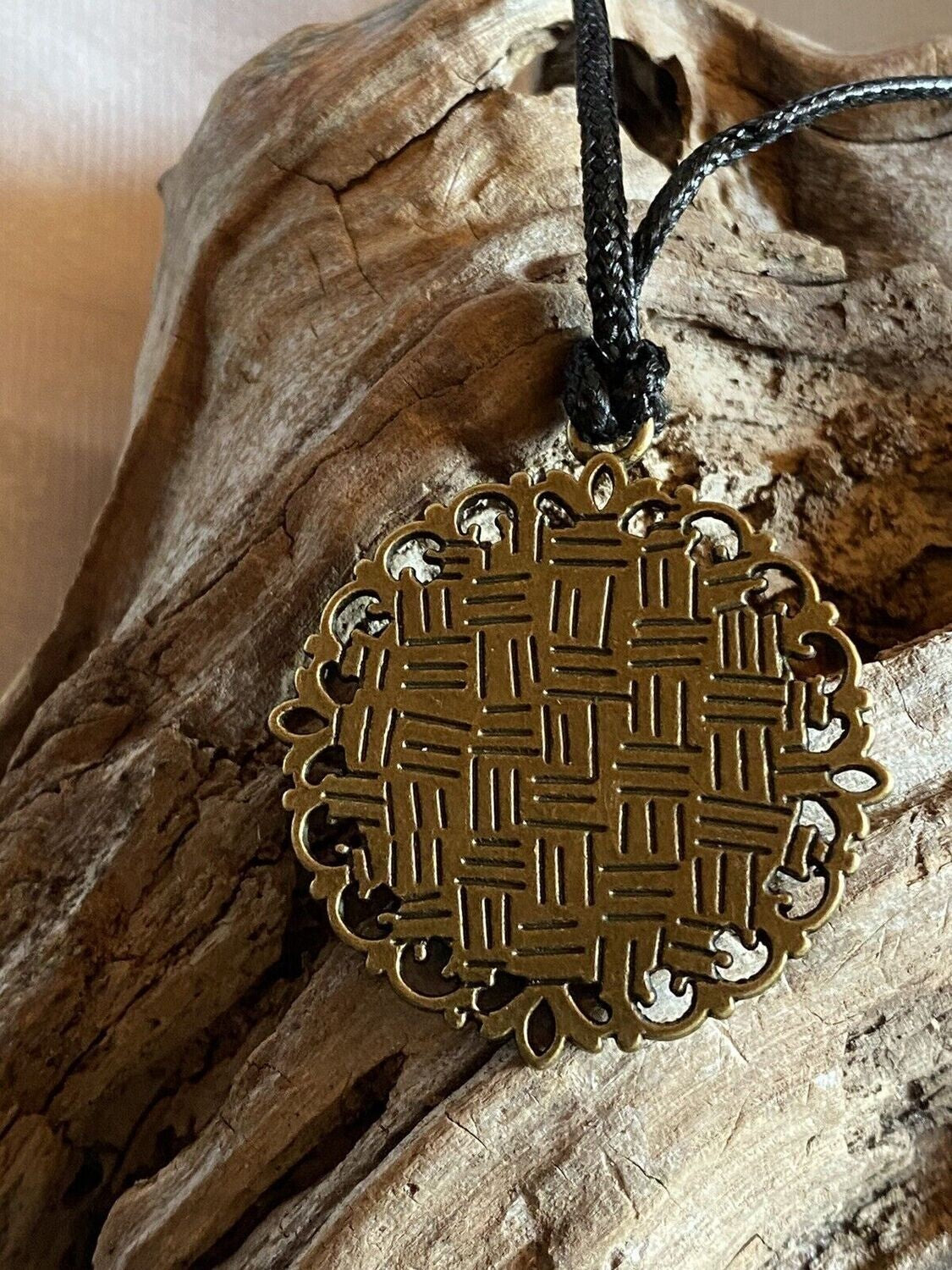 Amulett – bronzefarben, Lakhovsky MWOn Symbol, Disc in schwarz 25 mm, zinnlegiert, kupferunterlegt – Produktansicht 1