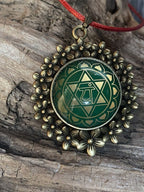 Amulett – Chakremy bronzefarben, Herzchakra, Disc in grün hinter Glas 25 mm, goldlegiert, kupferunterlegt – Produktansicht 1