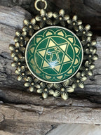 Amulett – Chakremy bronzefarben, Herzchakra, Disc in grün hinter Glas 25 mm, goldlegiert, kupferunterlegt – Produktansicht 1