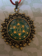 Amulett – Chakremy bronzefarben, Herzchakra, Disc in grün hinter Glas 25 mm, goldlegiert, kupferunterlegt – Produktansicht 1