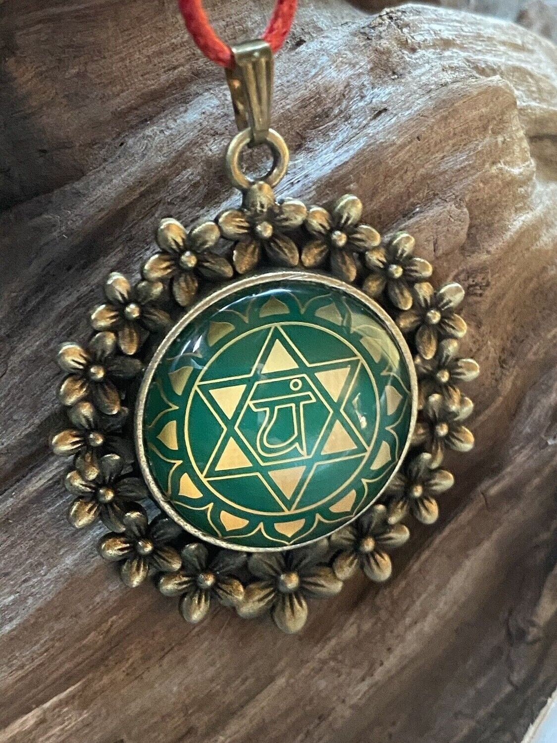 Amulett – Chakremy bronzefarben, Herzchakra, Disc in grün hinter Glas 25 mm, goldlegiert, kupferunterlegt – Produktansicht 1