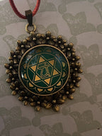 Amulett – Chakremy bronzefarben, Herzchakra, Disc in grün hinter Glas 25 mm, goldlegiert, kupferunterlegt – Produktansicht 1