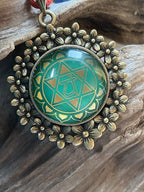 Amulett – Chakremy bronzefarben, Herzchakra, Disc in grün hinter Glas 25 mm, goldlegiert, kupferunterlegt – Produktansicht 1
