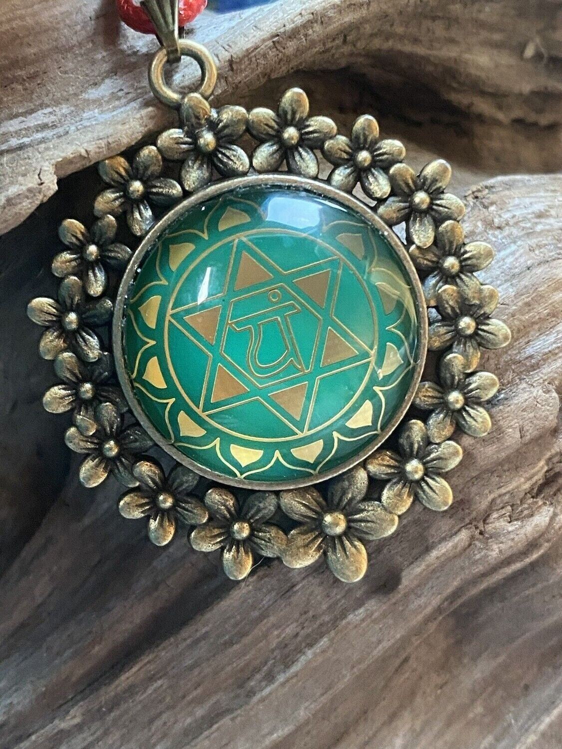 Amulett – Chakremy bronzefarben, Herzchakra, Disc in grün hinter Glas 25 mm, goldlegiert, kupferunterlegt – Produktansicht 1