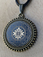 Amulett – Sri Yantra als nachtschwarzer 25 mm – Sri Yantra – 25 mm / goldlegiert / Fassung bronzefarben – Produktansicht 1