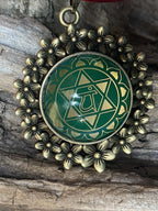 Amulett – Chakremy bronzefarben, Herzchakra, Disc in grün hinter Glas 25 mm, goldlegiert, kupferunterlegt – Produktansicht 1