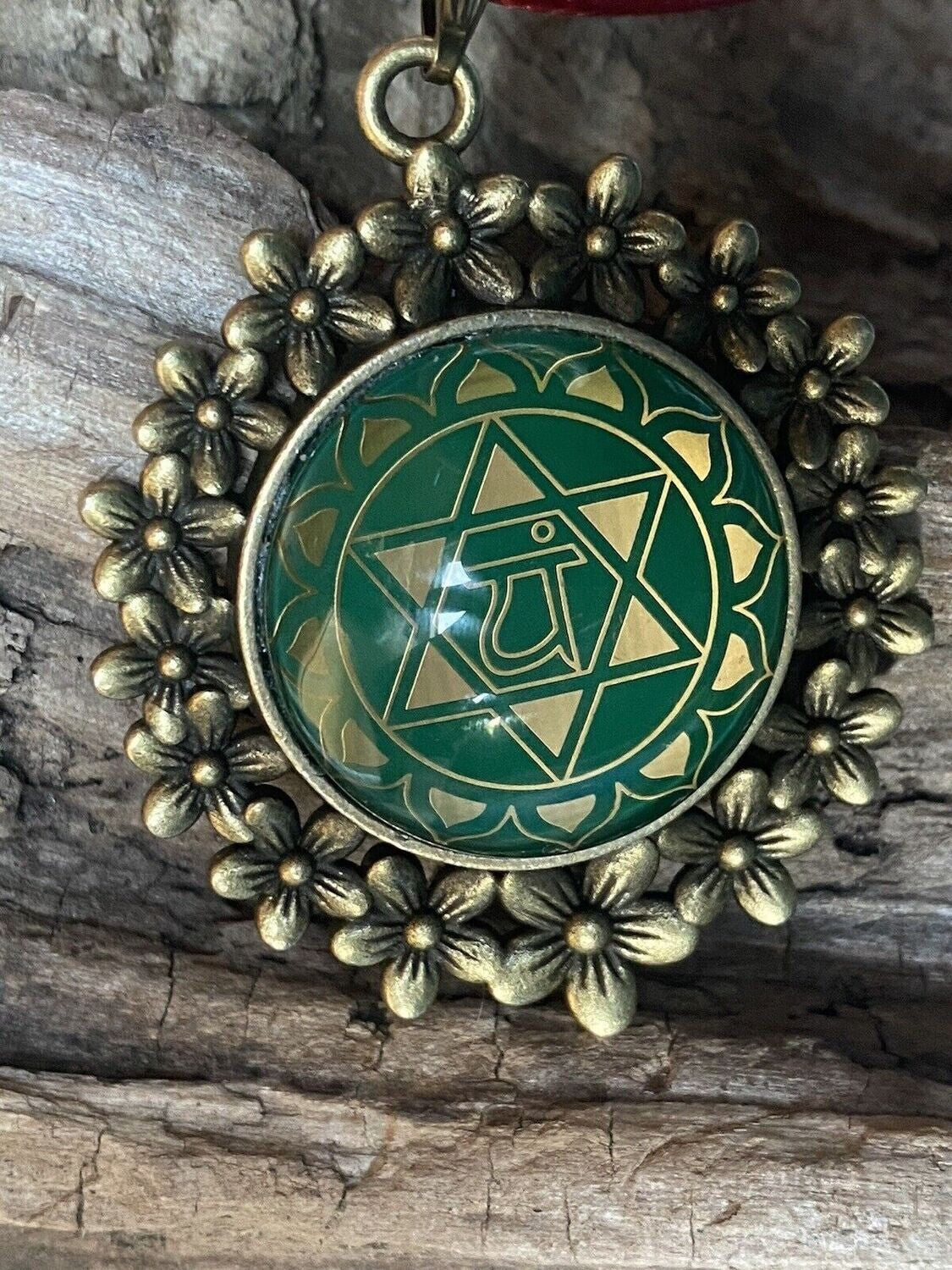 Amulett – Chakremy bronzefarben, Herzchakra, Disc in grün hinter Glas 25 mm, goldlegiert, kupferunterlegt – Produktansicht 1