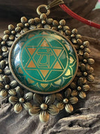 Amulett – Chakremy bronzefarben, Herzchakra, Disc in grün hinter Glas 25 mm, goldlegiert, kupferunterlegt – Produktansicht 1