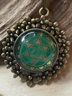 Amulett – Chakremy bronzefarben, Herzchakra, Disc in grün hinter Glas 25 mm, goldlegiert, kupferunterlegt – Produktansicht 1