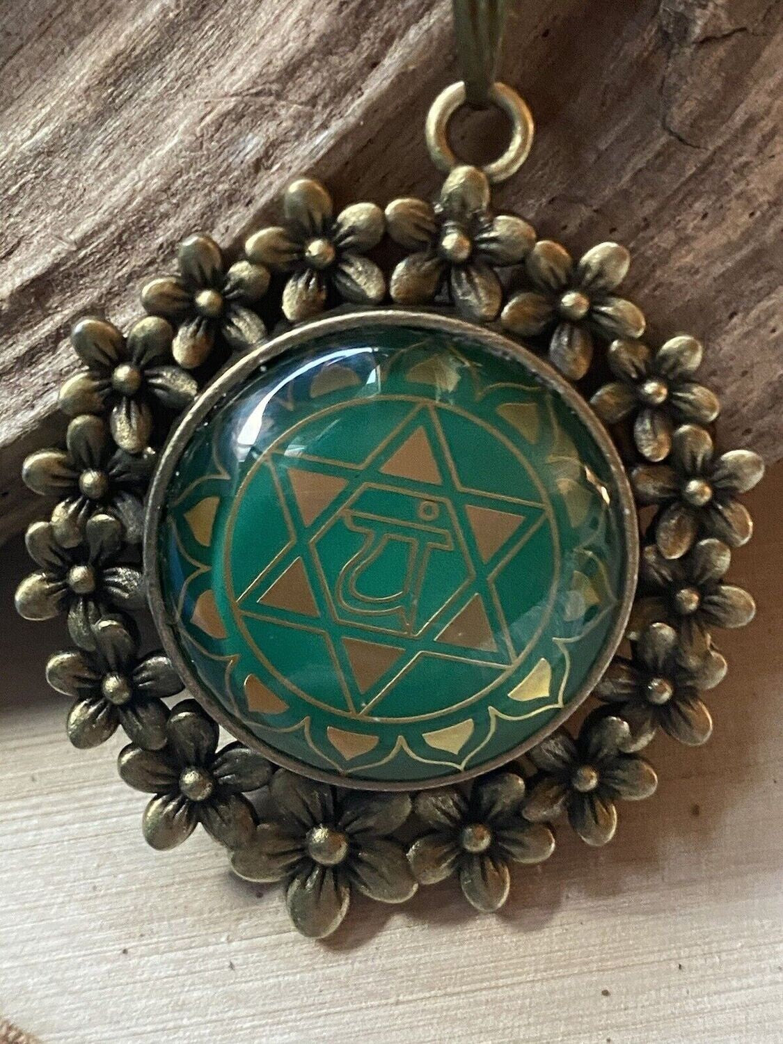 Amulett – Chakremy bronzefarben, Herzchakra, Disc in grün hinter Glas 25 mm, goldlegiert, kupferunterlegt – Produktansicht 1