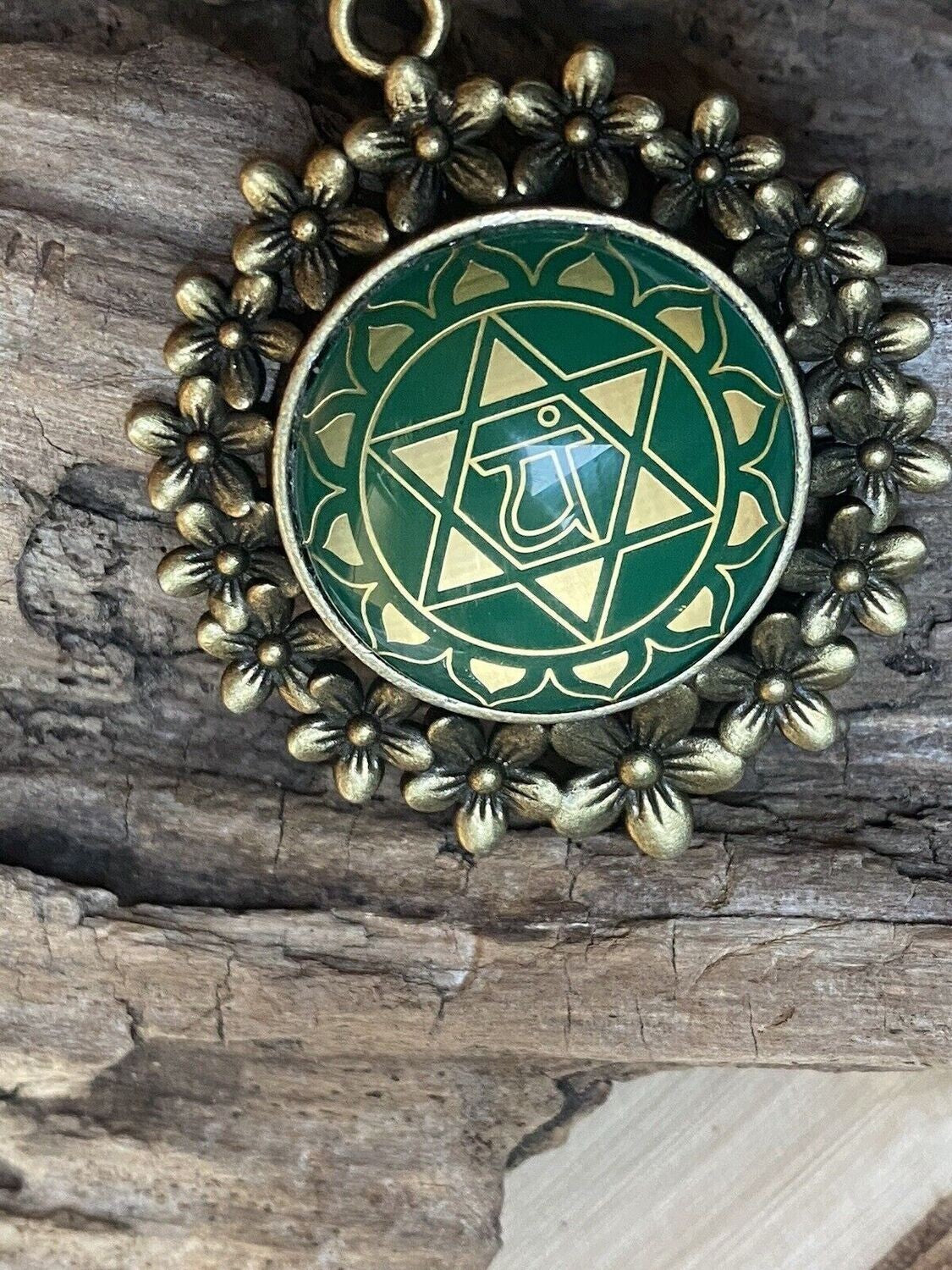 Amulett – Chakremy bronzefarben, Herzchakra, Disc in grün hinter Glas 25 mm, goldlegiert, kupferunterlegt – Produktansicht 1