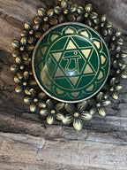 Amulett – Chakremy bronzefarben, Herzchakra, Disc in grün hinter Glas 25 mm, goldlegiert, kupferunterlegt – Produktansicht 1