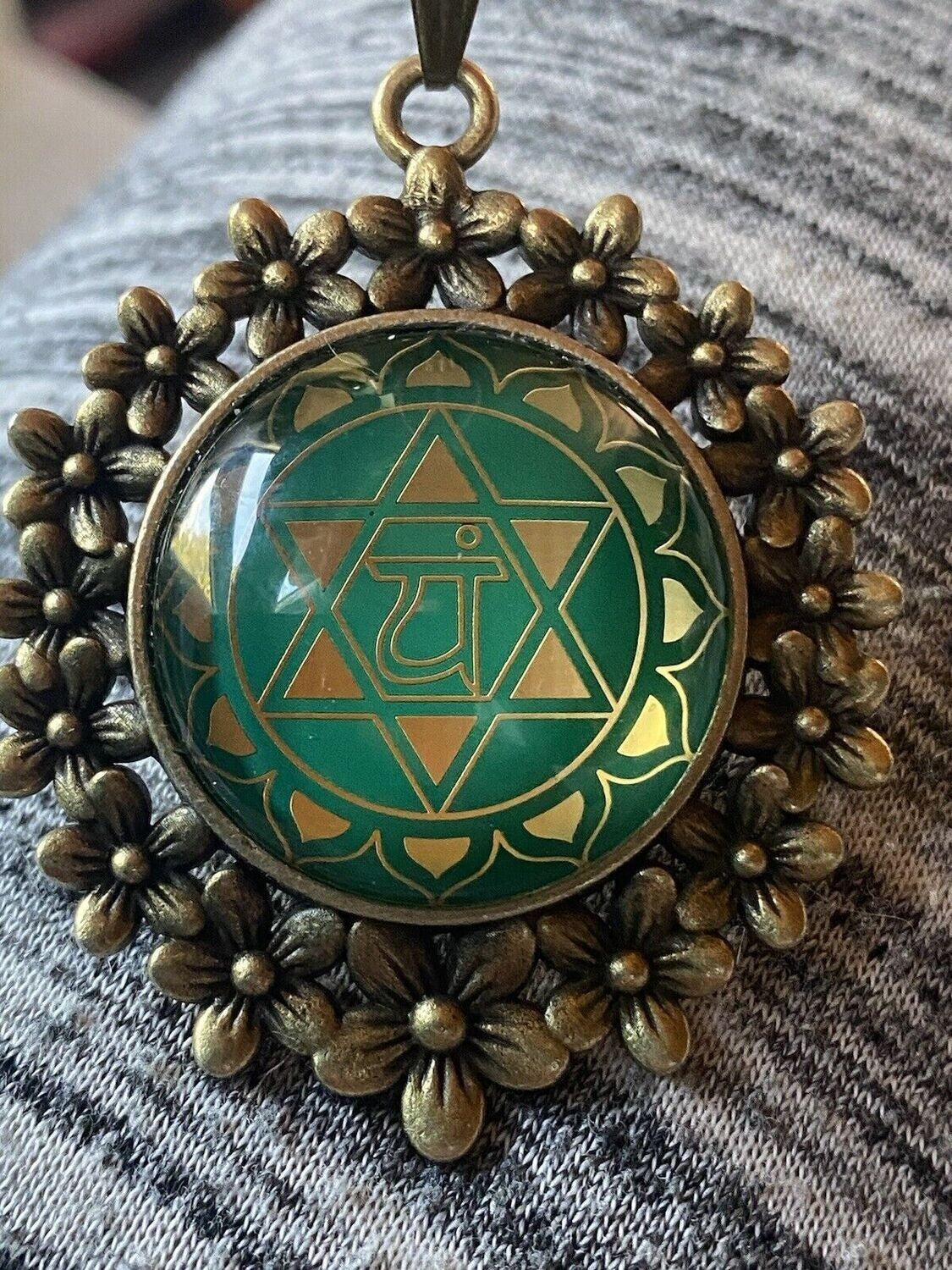 Amulett – Chakremy bronzefarben, Herzchakra, Disc in grün hinter Glas 25 mm, goldlegiert, kupferunterlegt – Produktansicht 1