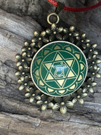 Amulett – Chakremy bronzefarben, Herzchakra, Disc in grün hinter Glas 25 mm, goldlegiert, kupferunterlegt – Produktansicht 1