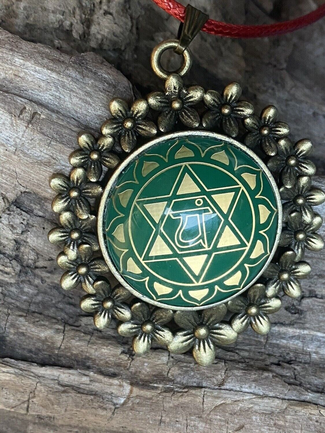 Amulett – Chakremy bronzefarben, Herzchakra, Disc in grün hinter Glas 25 mm, goldlegiert, kupferunterlegt – Produktansicht 1
