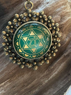 Amulett – Chakremy bronzefarben, Herzchakra, Disc in grün hinter Glas 25 mm, goldlegiert, kupferunterlegt – Produktansicht 1