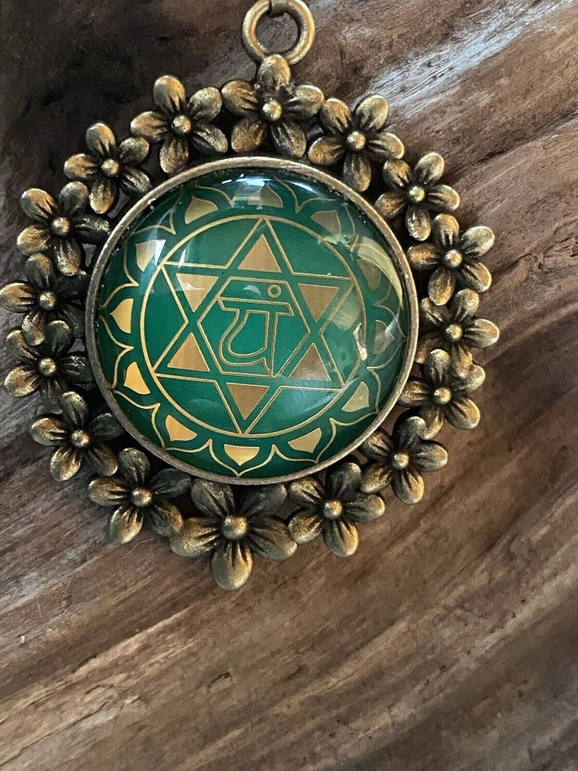 Amulett – Chakremy bronzefarben, Herzchakra, Disc in grün hinter Glas 25 mm, goldlegiert, kupferunterlegt – Produktansicht 1