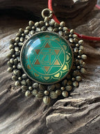 Amulett – Chakremy bronzefarben, Herzchakra, Disc in grün hinter Glas 25 mm, goldlegiert, kupferunterlegt – Produktansicht 1