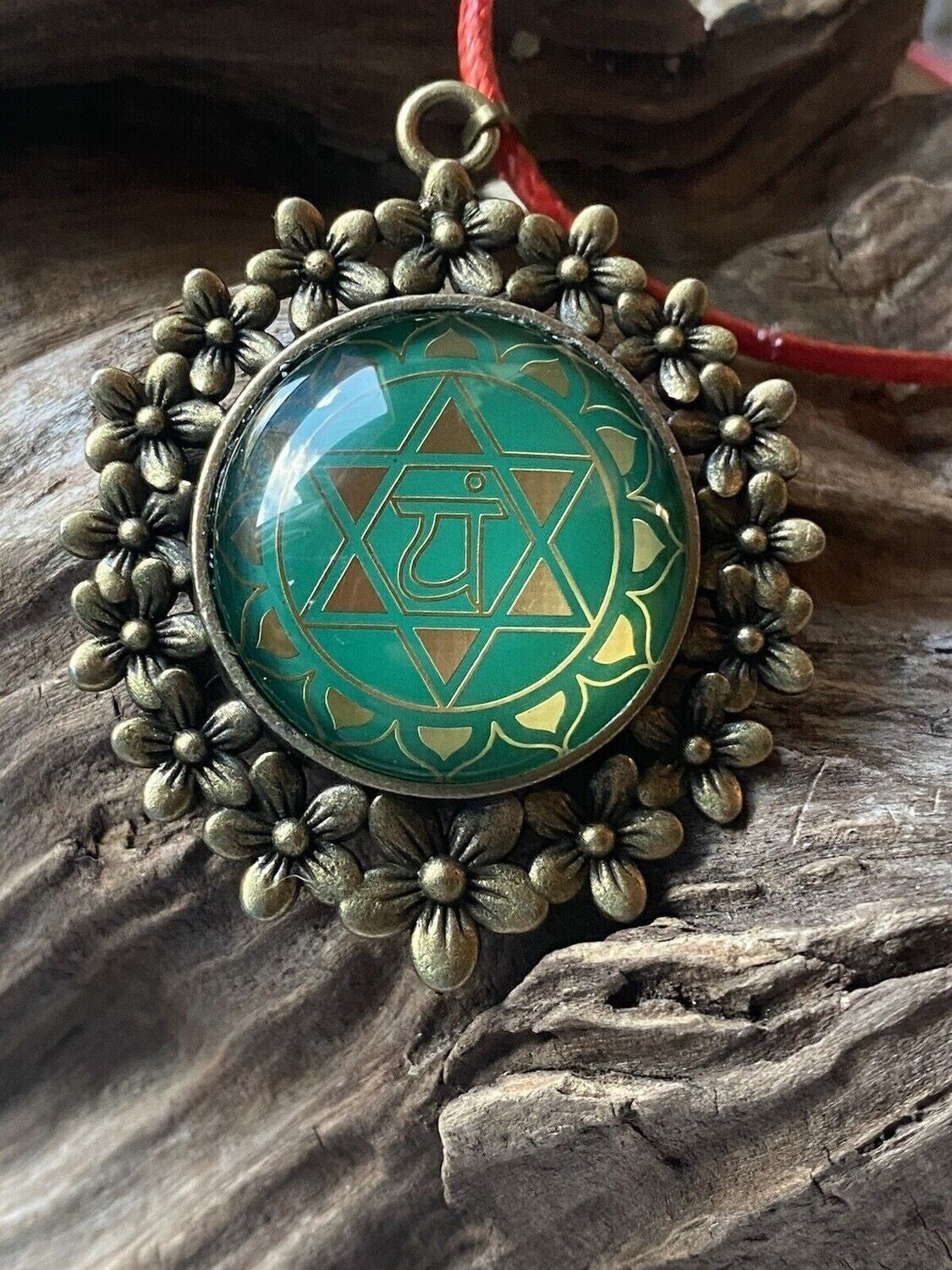 Amulett – Chakremy bronzefarben, Herzchakra, Disc in grün hinter Glas 25 mm, goldlegiert, kupferunterlegt – Produktansicht 1