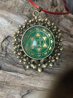 Amulett – Chakremy bronzefarben, Herzchakra, Disc in grün hinter Glas 25 mm, goldlegiert, kupferunterlegt – Produktansicht 1