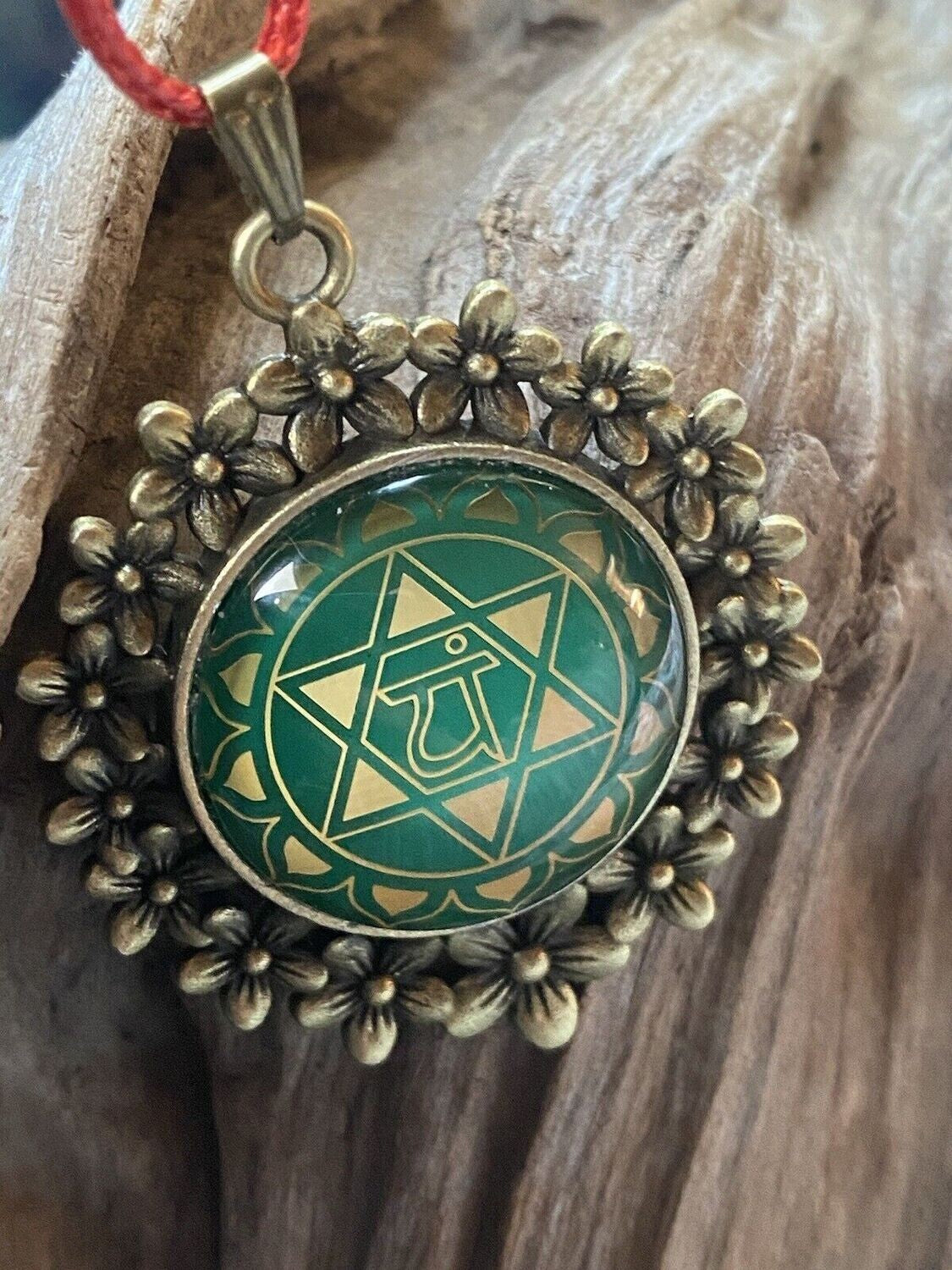 Amulett – Chakremy bronzefarben, Herzchakra, Disc in grün hinter Glas 25 mm, goldlegiert, kupferunterlegt – Produktansicht 1