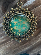 Amulett – Chakremy bronzefarben, Herzchakra, Disc in grün hinter Glas 25 mm, goldlegiert, kupferunterlegt – Produktansicht 1