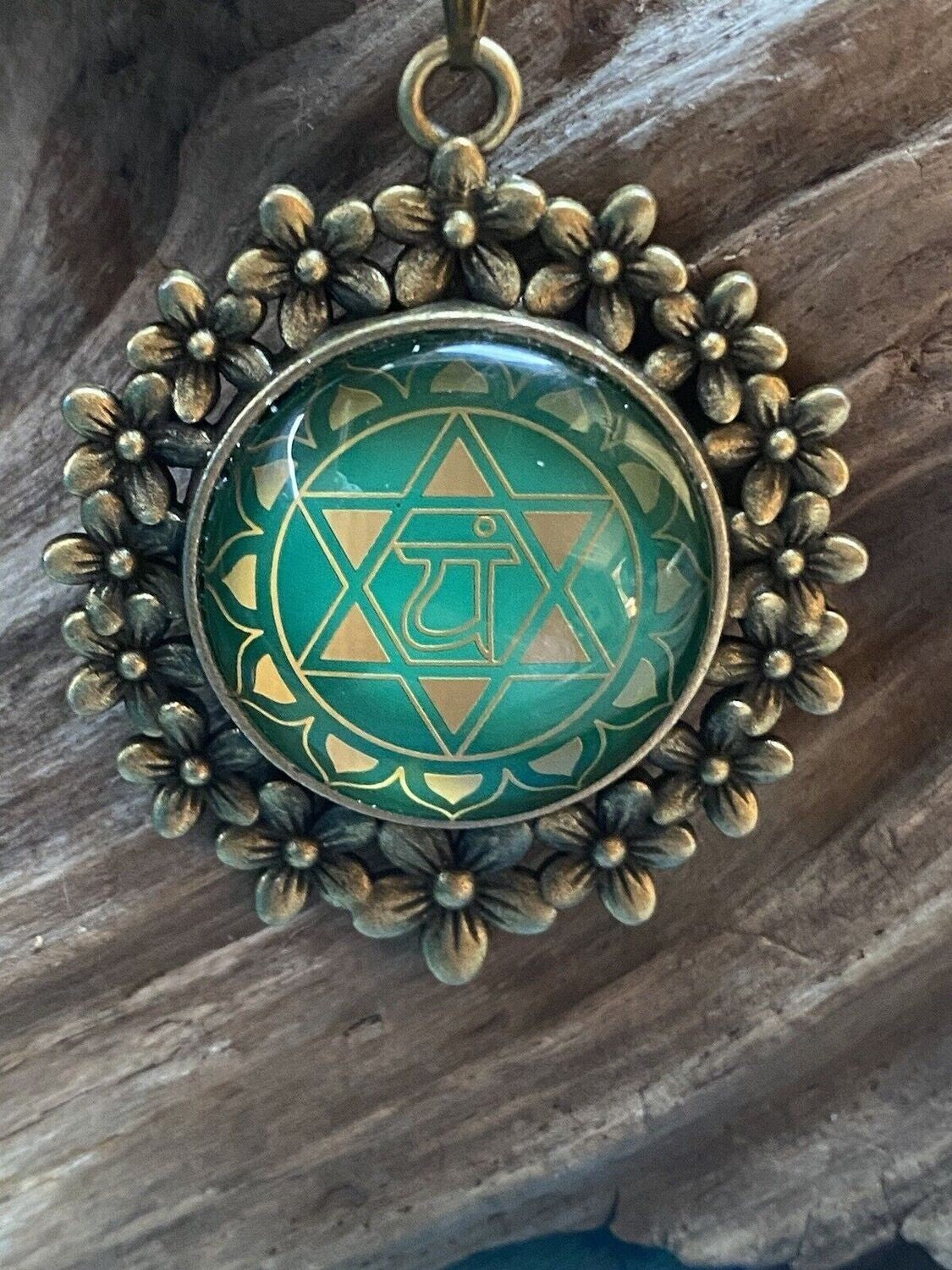 Amulett – Chakremy bronzefarben, Herzchakra, Disc in grün hinter Glas 25 mm, goldlegiert, kupferunterlegt – Produktansicht 1