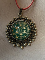 Amulett – Chakremy bronzefarben, Herzchakra, Disc in grün hinter Glas 25 mm, goldlegiert, kupferunterlegt – Produktansicht 1