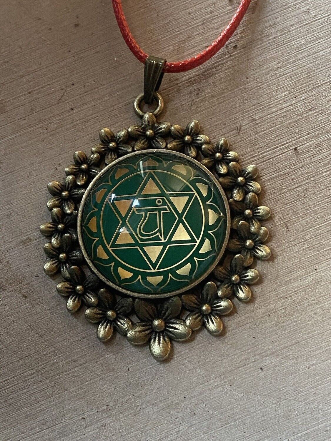 Amulett – Chakremy bronzefarben, Herzchakra, Disc in grün hinter Glas 25 mm, goldlegiert, kupferunterlegt – Produktansicht 1