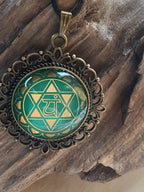 Amulett Chakremy – bronzefarben, Herzchakra, Disc hinter Glas in grün 25 mm, goldlegiert, kupferunterlegt – Produktansicht 1
