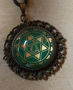 Amulett Chakremy – bronzefarben, Herzchakra, Disc hinter Glas in grün 25 mm, goldlegiert, kupferunterlegt – Produktansicht 1