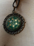 Amulett Chakremy – bronzefarben, Herzchakra, Disc hinter Glas in grün 25 mm, goldlegiert, kupferunterlegt – Produktansicht 1