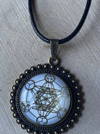 Amulett – bronzefarben, Metatron, Disc (hinter Glas) in weis 25 mm, goldlegiert, kupferunterlegt – Produktansicht 1